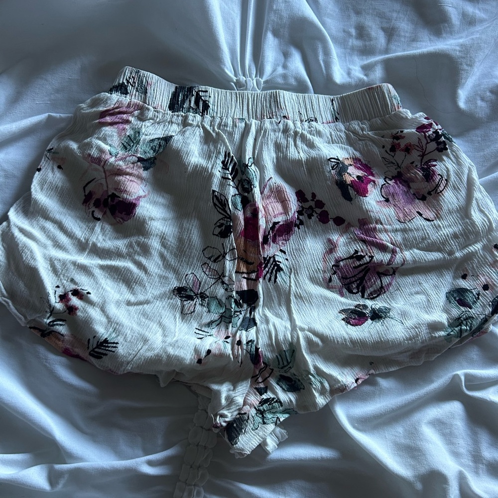 ILLA ILLA Women’s White Floral Shorts Size Small